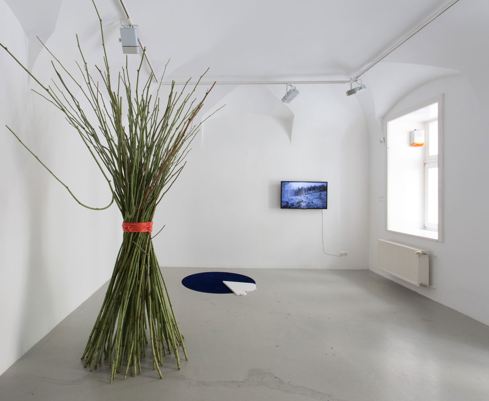 Installation view with works of Anca BENERA, Arnold ESTEFÁN, Kitti GOSZTOLA and Bence György PÁLINKÁS, Kisterem, 2018