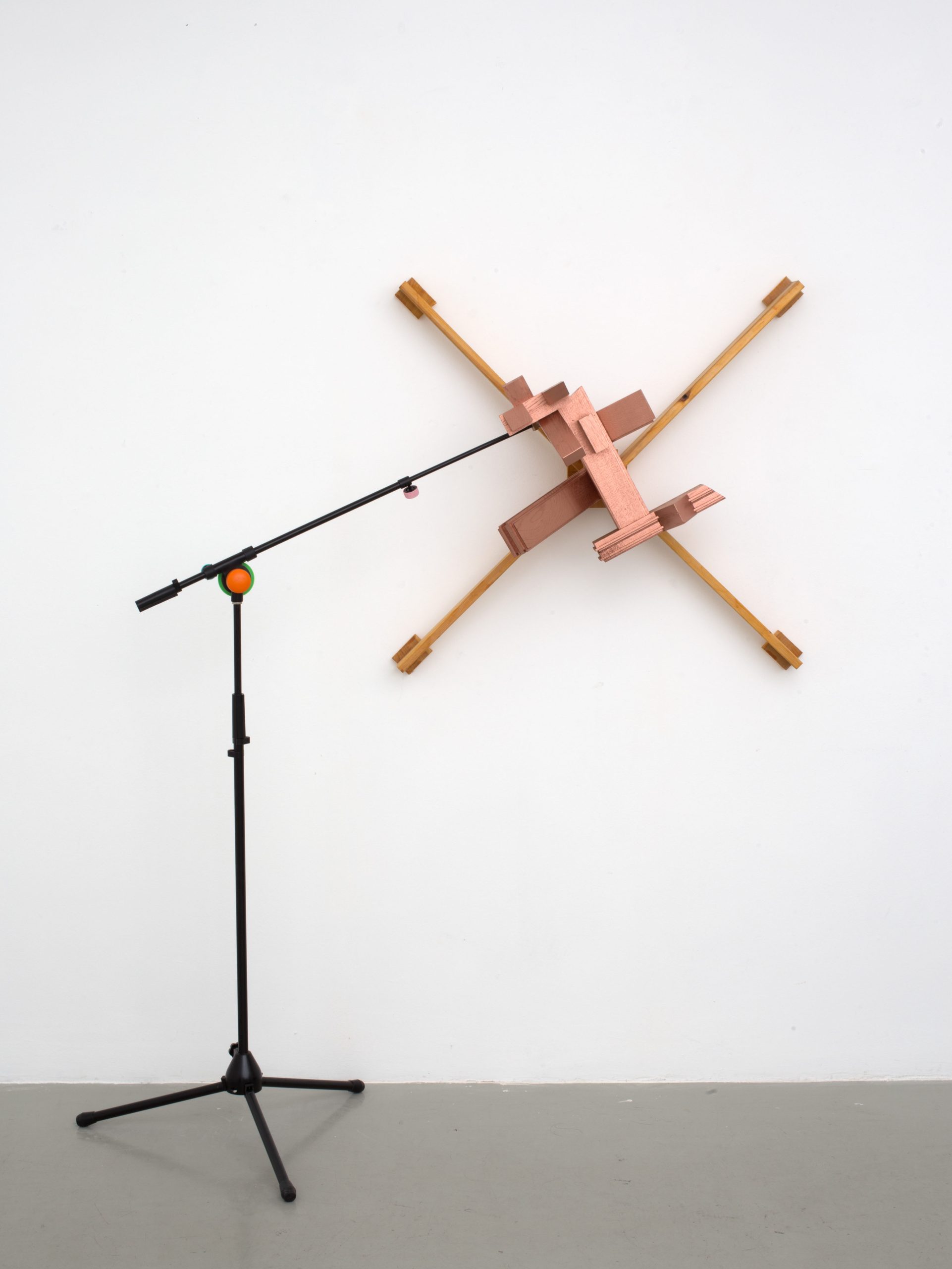Ádám KOKESCH: Untitled, oak wood, acrylic, alu stand, 172 x 140 x 140 cm